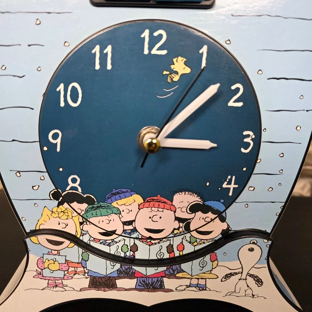 Peanuts Charlie Brown Christmas Cuckoo Clock‎ Snoopy Caroling Winter Scene Decor